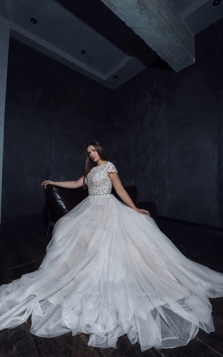 Robe de mariée trapèze plissée en tulle à manches courtes et haut en dentelle grande taille