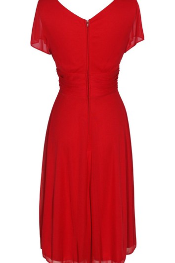 Šaty z šifónu s krátkým rukávem, výstřihem do V a délkou ke kolenům s korálkovou výzdobou