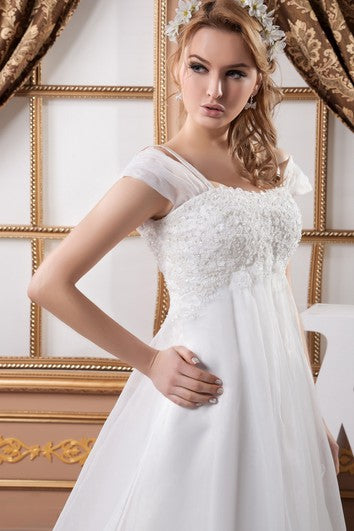 Beading y bata de imperio de la línea A de manga Caped