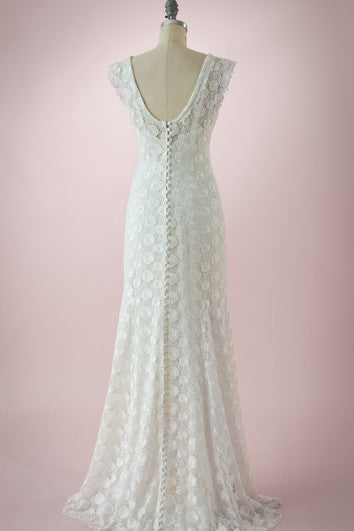 Šaty s lodičkovým výstřihem, elegantními krátkými rukávy a dlouhou sukní s výstřihem do V na zádech