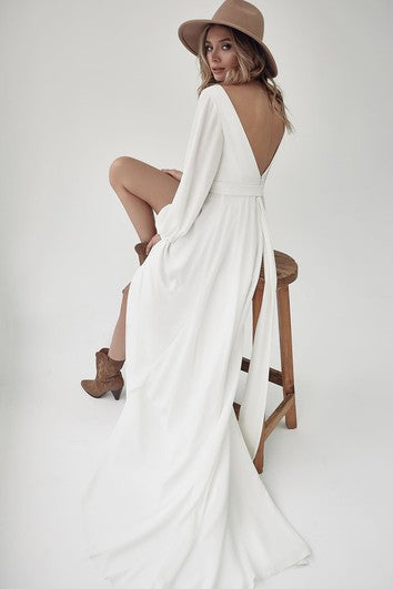 Skromné svatební šaty s výstřihem do V, áčkovým střihem, šifonem a vlečkou