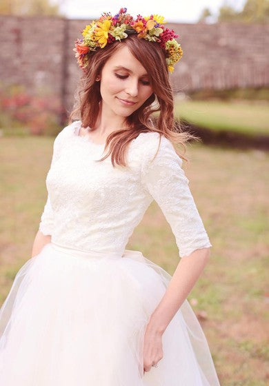 Schlichtes, schlichtes Brautkleid aus Spitzentüll mit U-Ausschnitt und Ellbogenärmeln