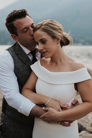 Semplice abito da sposa con manicotto con cappuccio a sirena in chiffon