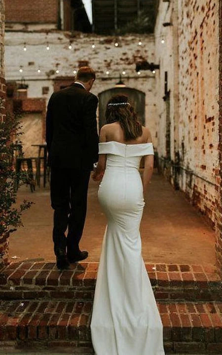 Jednoduché svatební šaty s odhalenými rameny, pouzdrové, s vlečkou a zipem na zádech