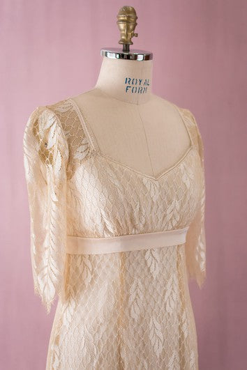 Schlichtes Spitzenkleid mit V-Ausschnitt und V-Rücken