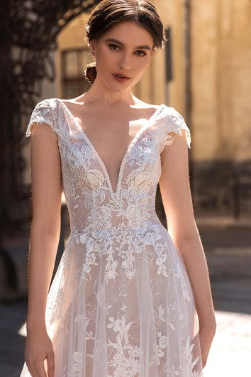 Elegantní svatební šaty áčkového střihu s krajkou, dlouhé až na zem, bez zad, s aplikacemi