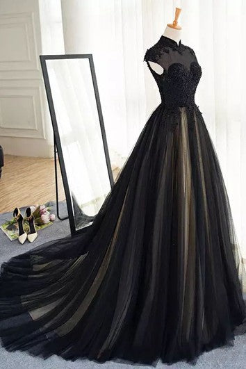 Robe de mariée trapèze en tulle et dentelle, col haut, manches courtes, longueur au sol, traîne, avec appliques et plis