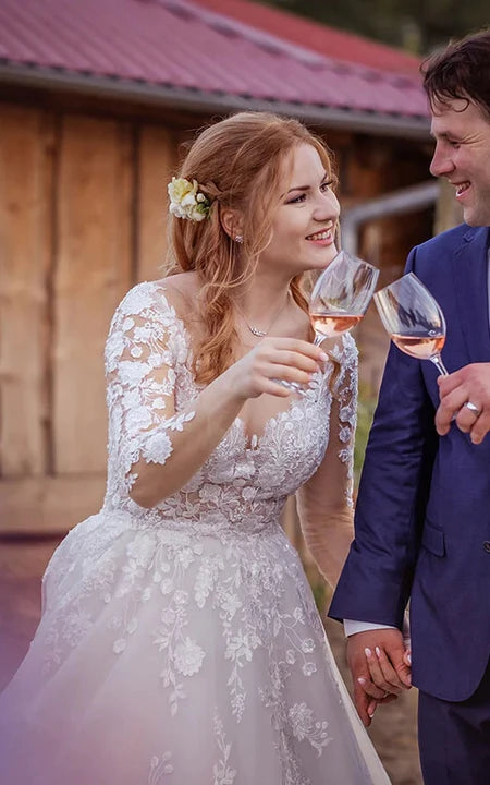 Kurviges Empire-Brautkleid mit V-Ausschnitt, langen Ärmeln, Spitzenapplikationen und Hofschleppe