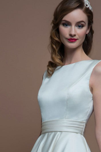 Robe de mariée trapèze en satin sans manches à col bijou et longueur thé avec dos en V