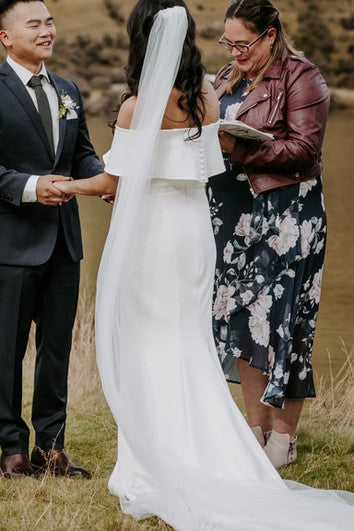 Simpuzzo della guaina fuori dalla spalla lungo abito da sposa a manica corta satinata