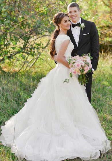 Robe de mariée en organza et dentelle style western avec bottes de cow-girl rustiques et col en V
