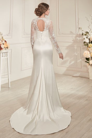 Etui-langes Satinkleid mit Rundhalsausschnitt, Illusionsärmeln und Schnürung und Schlüsselloch