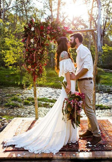 Krátký rukáv Krajkový Šaty bez ramínek s aplikacemi s vlečkou Bohemian svatební šaty