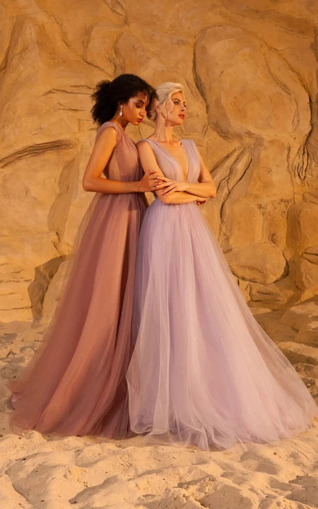 Šaty na ples s hlubokým výstřihem, šifonovou čepičkou, empire střihem, plisovanou áčkovou sukní, mašlí a nízkým výstřihem na zádech