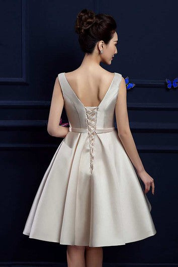 Šaty bez rukávů s lodičkovým výstřihem, plisované, délka ke kolenům, saténové