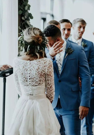 Robe de mariée en dentelle à deux pièces avec col en V et traîne longue au sol, manches 3-4 et dos illusion