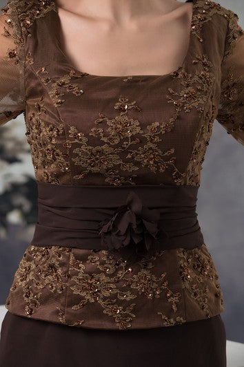 Klasické šaty s dlouhým rukávem, kotníkovou délkou, čtvercovým výstřihem, aplikacemi a volány