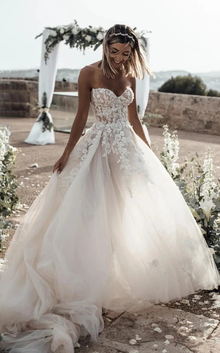Sweetheart Flowy Empire A-Line Tulle Appliques Vestido de novia con tren de barrido