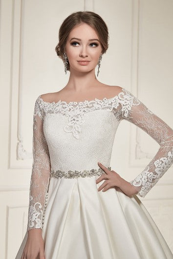 Robe trapèze longue au sol, col bateau, manches illusion, en satin illusion, avec perles et plis