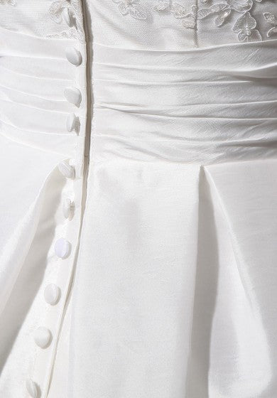 Krátké šaty s hlubokým V-výstřihem, krajkou, stuhou a mašlí