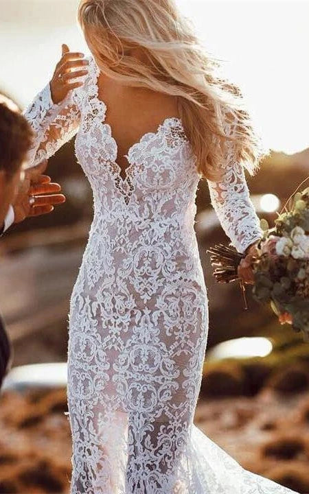 Langärmliges, tief ausgeschnittenes, rückenfreies Etui-Brautkleid aus Country-Spitze mit Hofschleppe