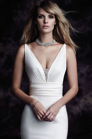 Saténové šaty s výstřihem do V, korálkováním a páskovým designem