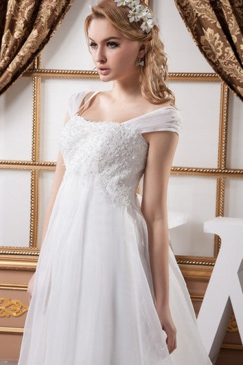 Beading y bata de imperio de la línea A de manga Caped