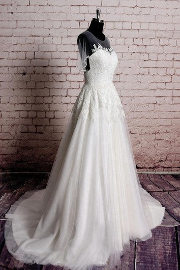 Robe trapèze en dentelle et tulle avec col bijou et manches courtes illusion