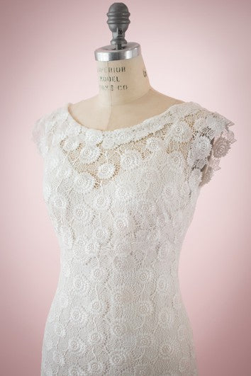 Šaty s lodičkovým výstřihem, elegantními krátkými rukávy a dlouhou sukní s výstřihem do V na zádech