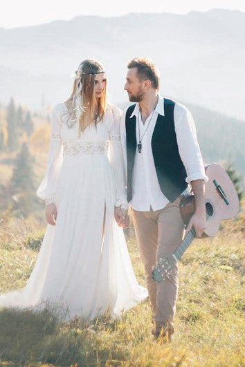 Šifonové svatební šaty s hlubokým výstřihem, dlouhým rukávem a krajkovými detaily, bohémský styl s rozparkem vpředu