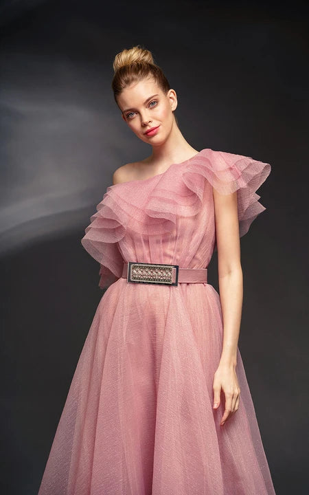 Asymetrické šaty s odhalenými rameny, áčkového střihu, z tylu s volány