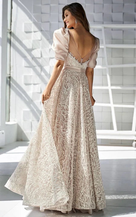 Šaty Champagge s půl rukávy, výstřihem do srdce a áčkovou sukní s páskem