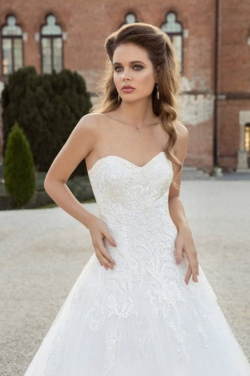 Floor-length Sweetheart Appliques Lace-up Tulle Dress