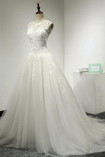 Abito senza maniche a traina di tulle e in pizzo con scollo gioiello e buco della serratura