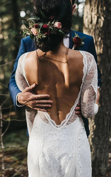 Boho-Brautkleid mit U-Boot-Ausschnitt und langen Ärmeln und tiefem V-Ausschnitt