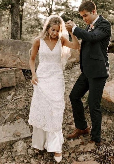 Éterické krajkové svatební šaty bez rukávů s výstřihem do V a vlečkou