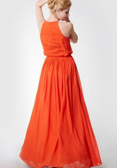 Robe en mousseline plissée sans manches à col haut avec ceinture