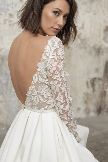 Robe de mariée moderne à manches longues et col bateau, coupe courte/mini, longueur genou, avec appliques