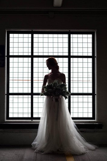 Šaty A-Line s tylovou láskyplnou výstřihem, řasením a záhyby