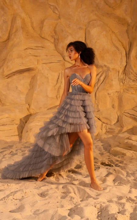 Sladká večerní šaty s korálky, vysokým a nízkým vrstvením, volánky a vlečkou