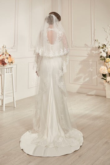 Etui-langes Satinkleid mit Rundhalsausschnitt, Illusionsärmeln und Schnürung und Schlüsselloch