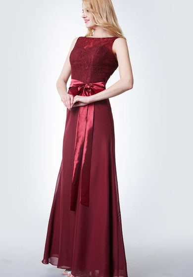 Robe moulante en mousseline à col bateau brillante avec ceinture en satin