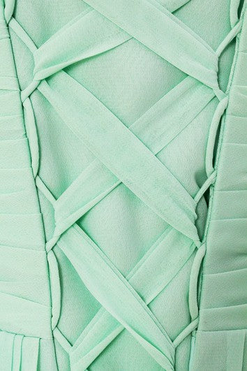 Abito corto arricciato senza spalline con allaccia