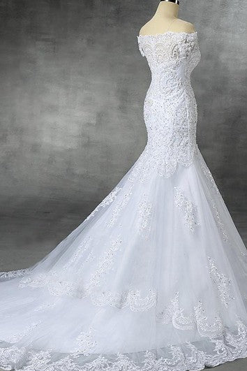 Šaty s trumpetovým střihem, spadlým tylem a flitry