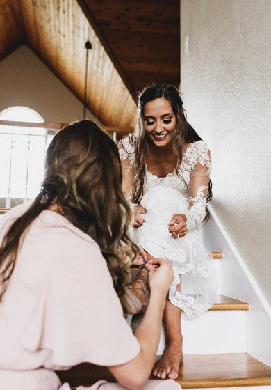 Okouzlující svatební šaty s dlouhými rukávy, bohémským hlubokým výstřihem a katedrálním vlečkou