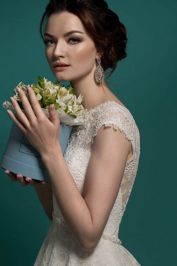 Robe trapèze en organza illusion à manches courtes et col bijou, longueur au sol, avec appliques et perles