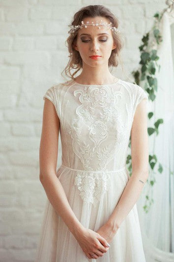 Abito applicato a pieghe con tulle a manichetto scollo con scollo con illusione e perline