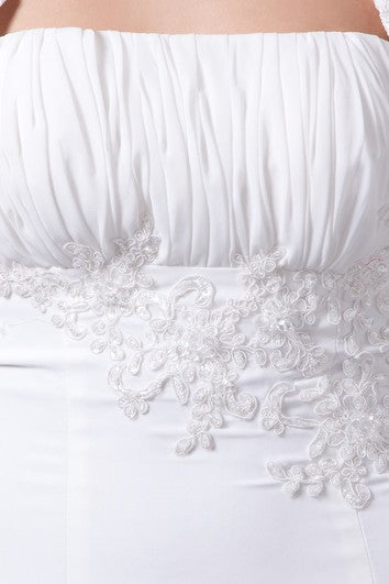 Trägerloser Etui-Bolero aus Chiffon und Kleid mit Spitze