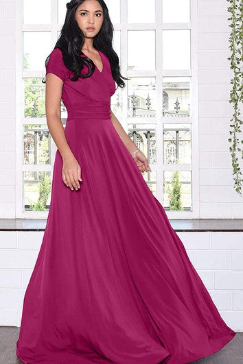 Modernes Jersey-Mutterkleid mit V-Ausschnitt und kurzen Ärmeln, überkreuzten Ärmeln und Falten