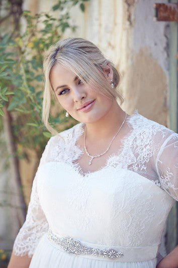 Chiffon-Brautkleid in Übergröße mit Juwelenbesatz, halblangen Ärmeln, V-Ausschnitt und Falten